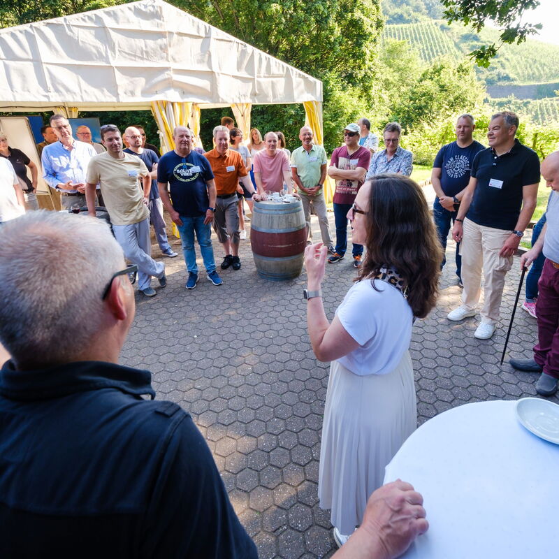 Teilnehmende stehen im Kreis und besprechen den Tagesablauf