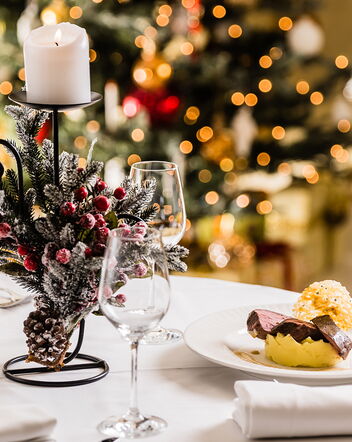 weinachtlich eingedeckter Tisch mit einem Dessert