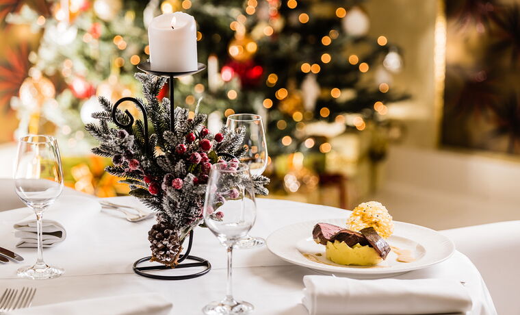 weinachtlich eingedeckter Tisch mit einem Dessert