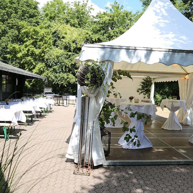 Adenbachhütte Außenbereich mit Zelt für weitere Gäste Hochzeit